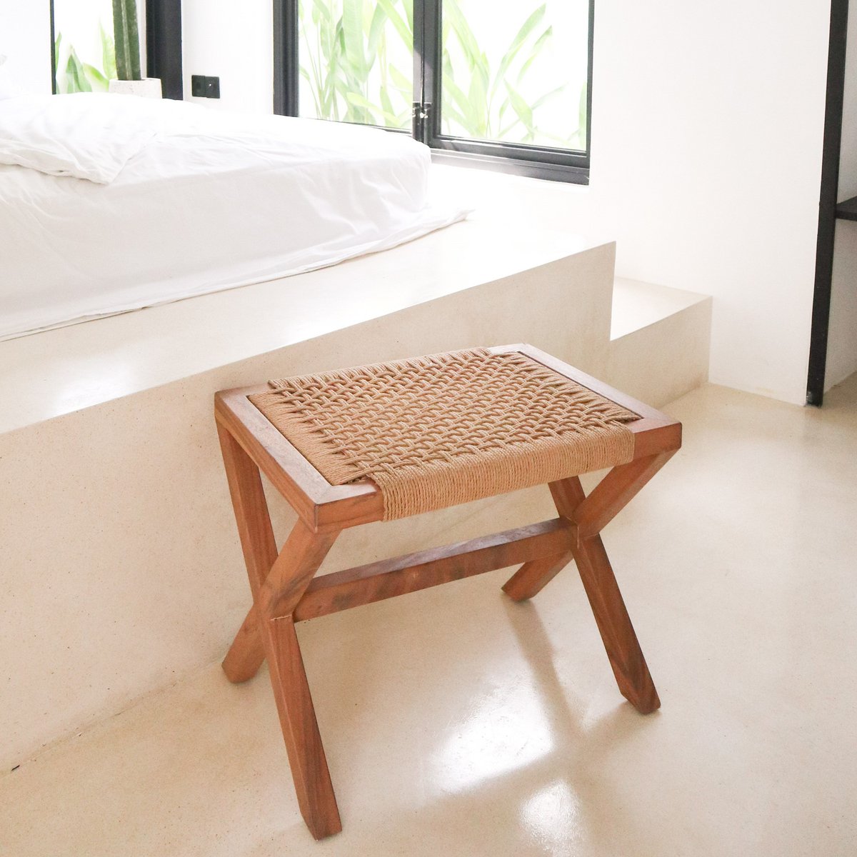 INDRA – Handgefertigter Hocker aus Trembesi-Holz & Recyclingpapier