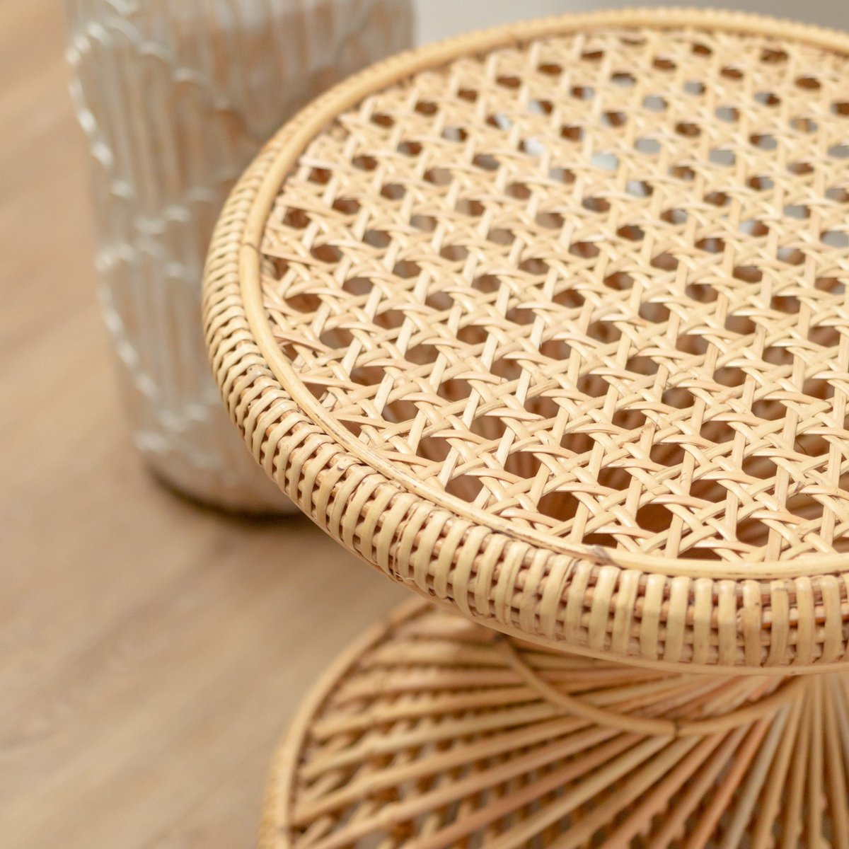 LUHU – Handgemaakte rotan bijzettafel