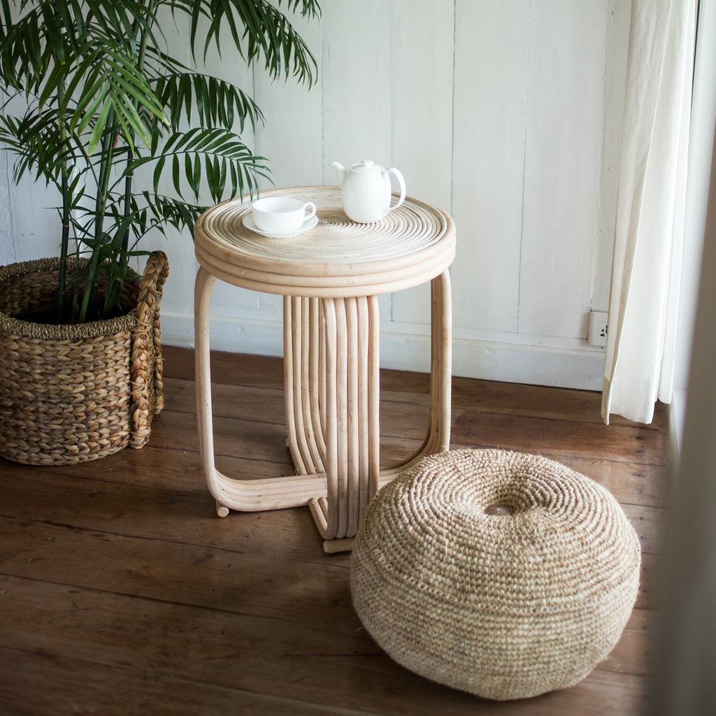 TELU – Handgefertigter Raffia-Pouf