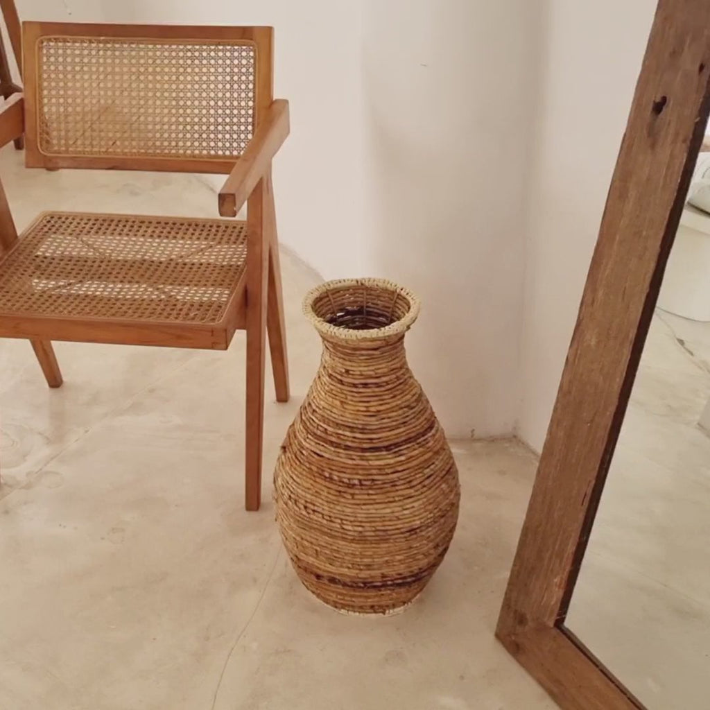 TUMBAK – Handgefertigte Vase aus Bananenfaser & Raffia