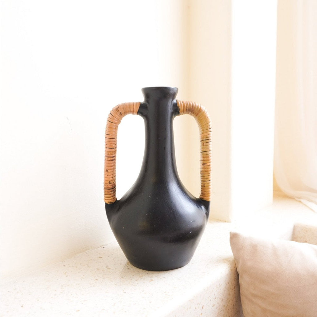 SELAYAR – Handgefertigte Vase aus schwarzem Ton
