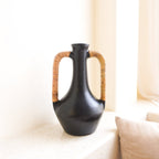 SELAYAR – Handgefertigte Vase aus schwarzem Ton