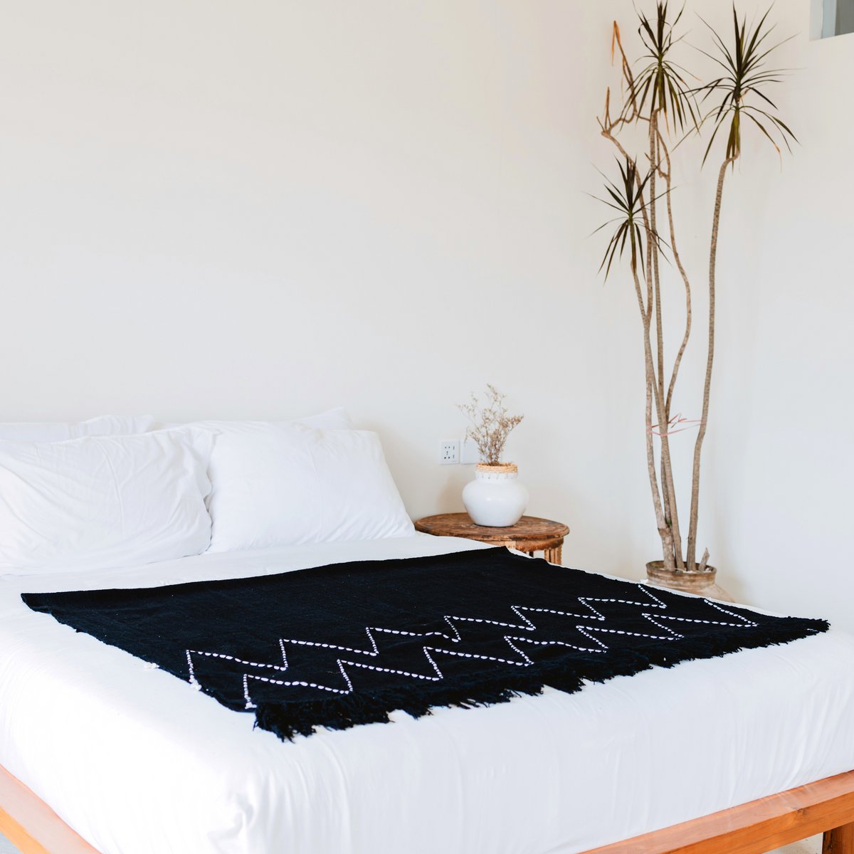 LINGGAH – Handgewebter Baumwollplaid schwarz 140 × 200 cm