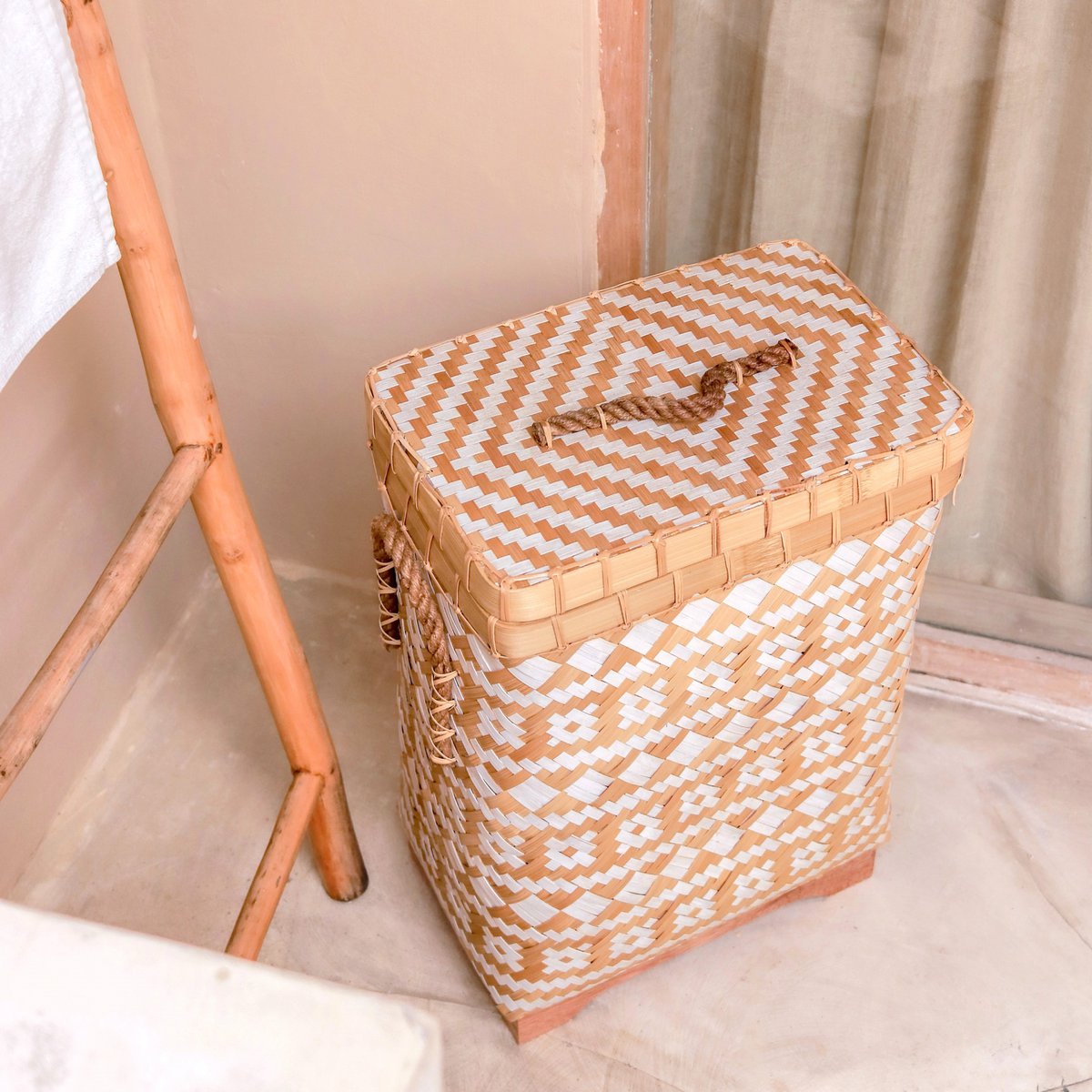 Dari Bamboe Wasmand met Deksel – Beige & Wit