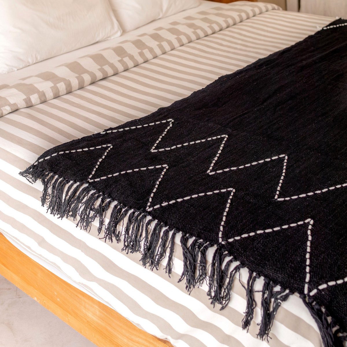 LINGGAH – Handgewebter Baumwollplaid schwarz 140 × 200 cm