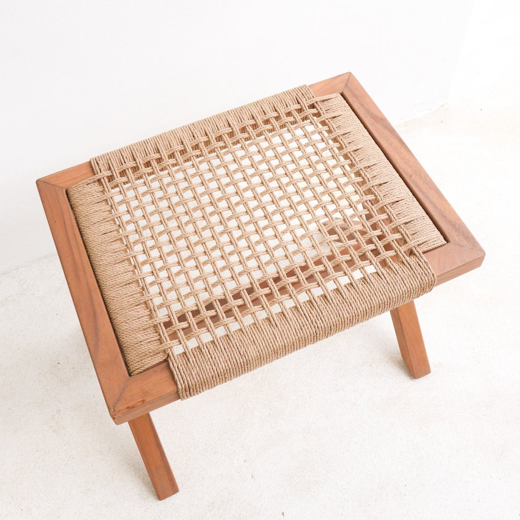 INDRA – Handgefertigter Hocker aus Trembesi-Holz & Recyclingpapier