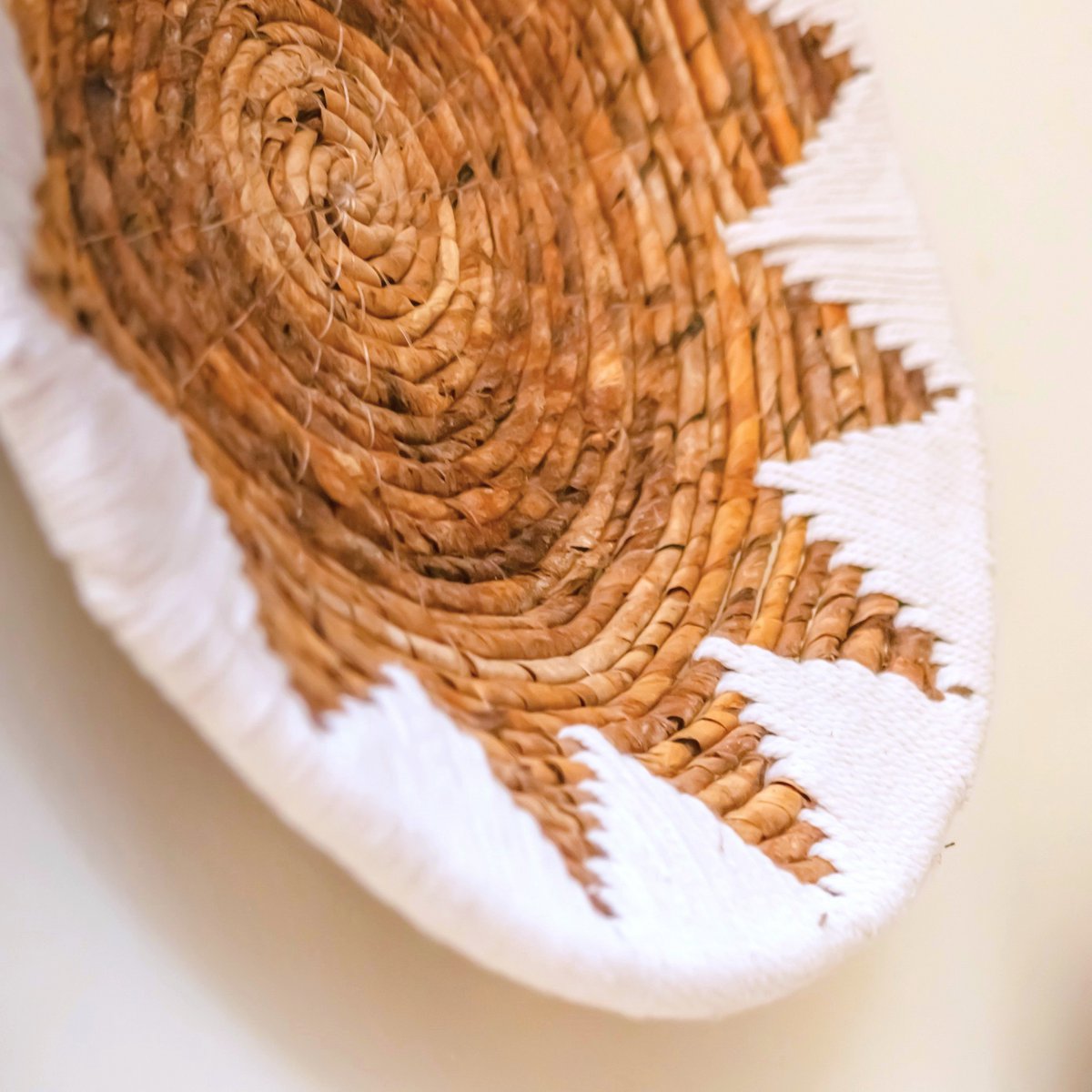 ADARI – Handgefertigte Wanddekoration/Schale aus Bananenfaser