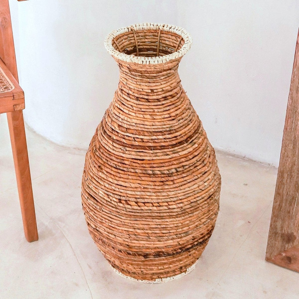 TUMBAK – Handgefertigte Vase aus Bananenfaser & Raffia