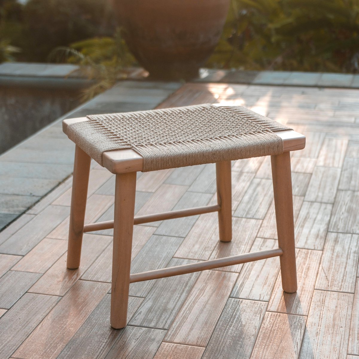 SUNDA – Handgefertigter Hocker aus Trembesi-Holz & recyceltem Papier