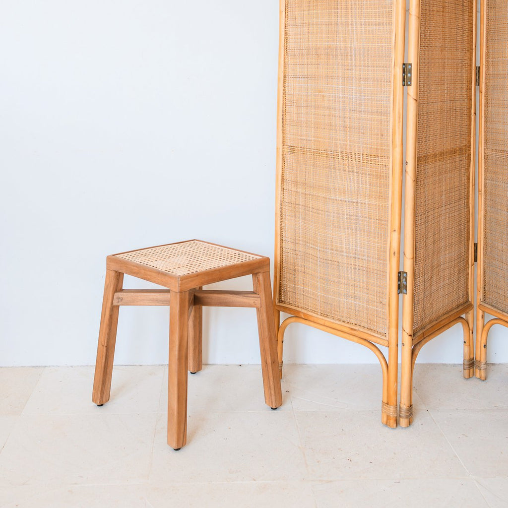 SUBANG – Handgemaakte kruk van Trembesi-hout & rotan