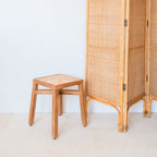 SUBANG – Handgemaakte kruk van Trembesi-hout & rotan