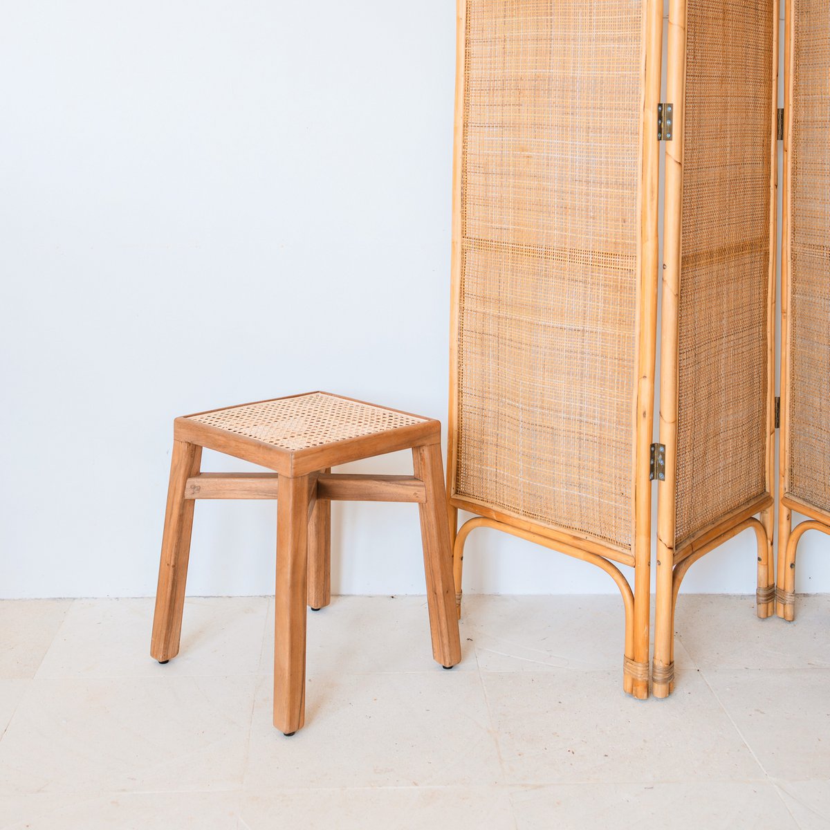 SUBANG – Handgemaakte kruk van Trembesi-hout & rotan