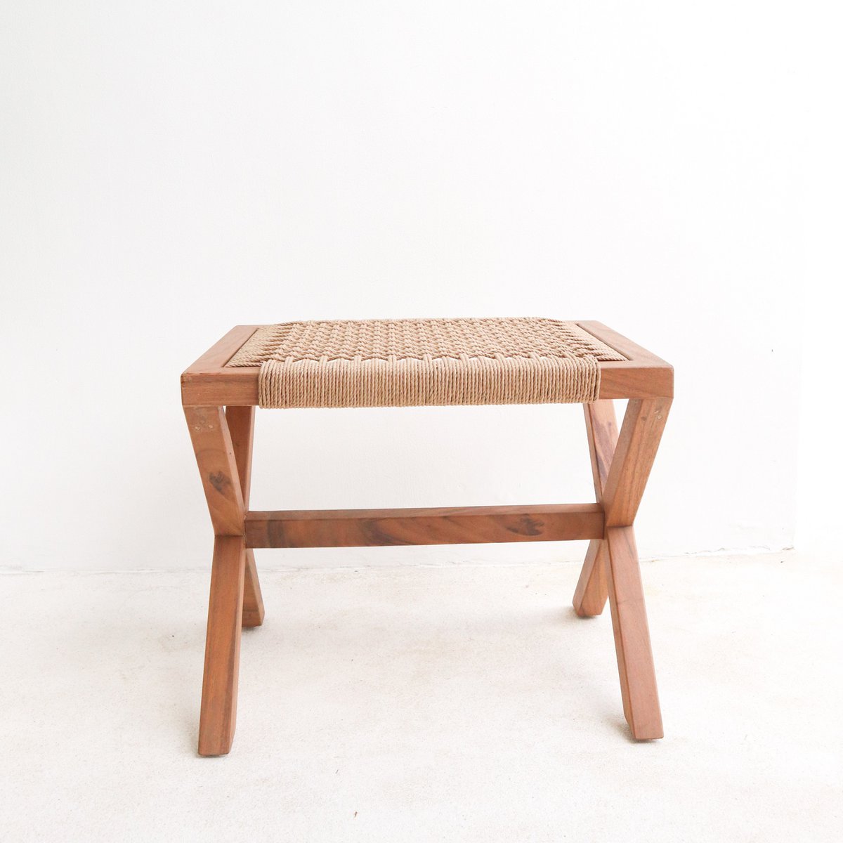 INDRA – Handgefertigter Hocker aus Trembesi-Holz & Recyclingpapier