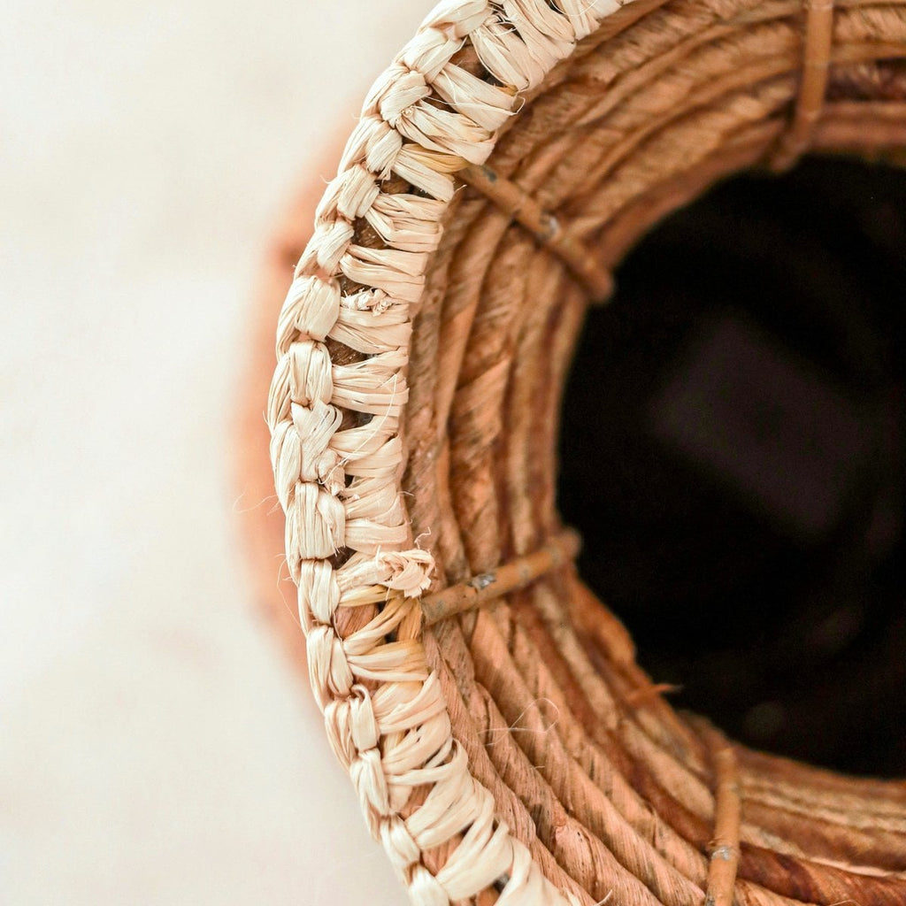 TUMBAK – Handgefertigte Vase aus Bananenfaser & Raffia