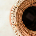 TUMBAK – Handgefertigte Vase aus Bananenfaser & Raffia