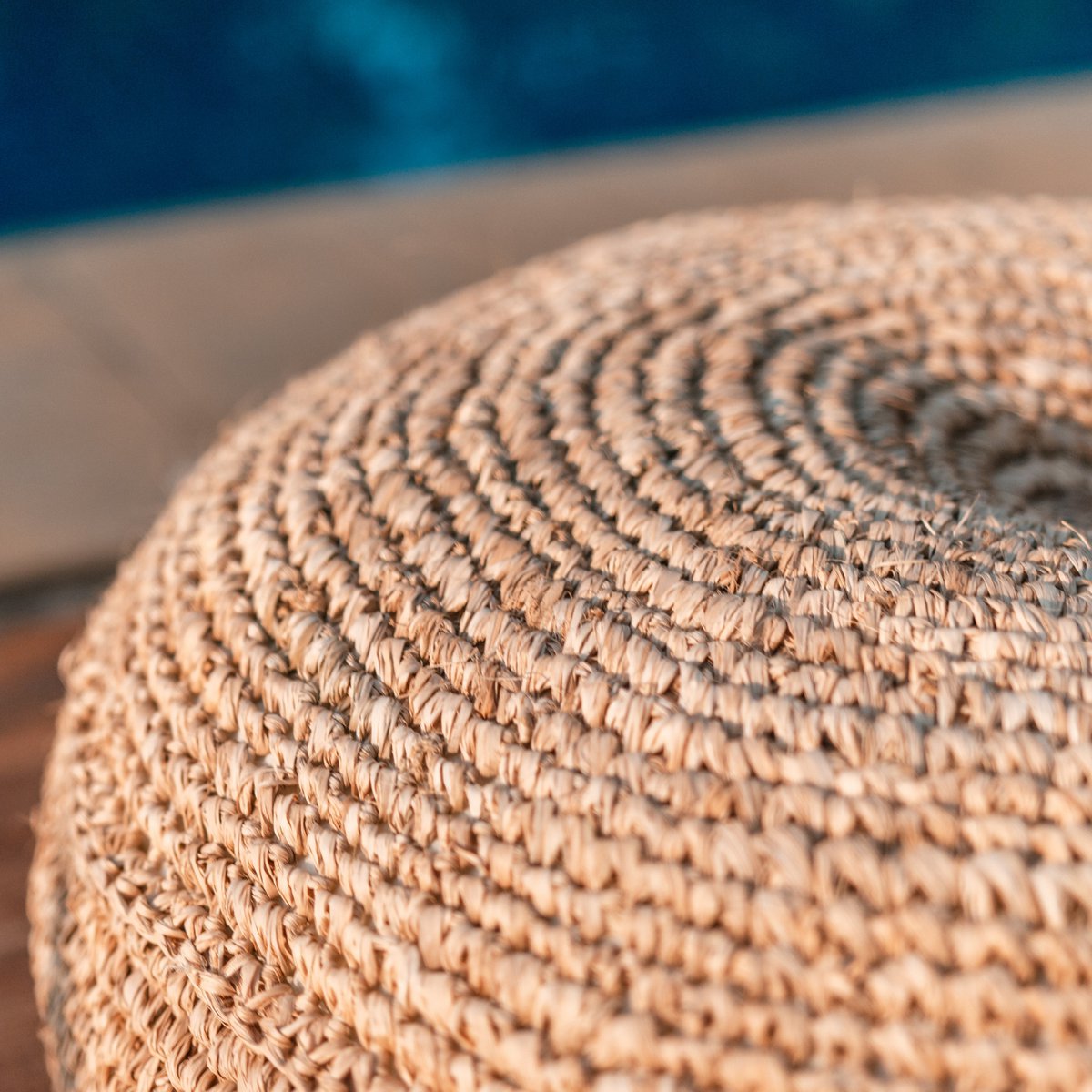 TELU – Handgefertigter Raffia-Pouf