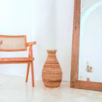 TUMBAK – Handgefertigte Vase aus Bananenfaser & Raffia