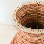 TUMBAK – Handgefertigte Vase aus Bananenfaser & Raffia