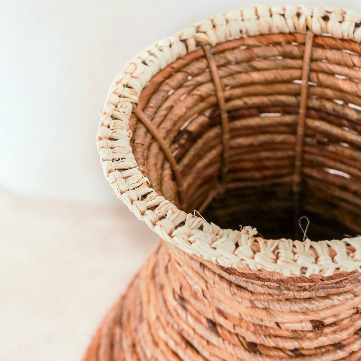 TUMBAK – Handgemaakte vaas van bananenvezel & raffia