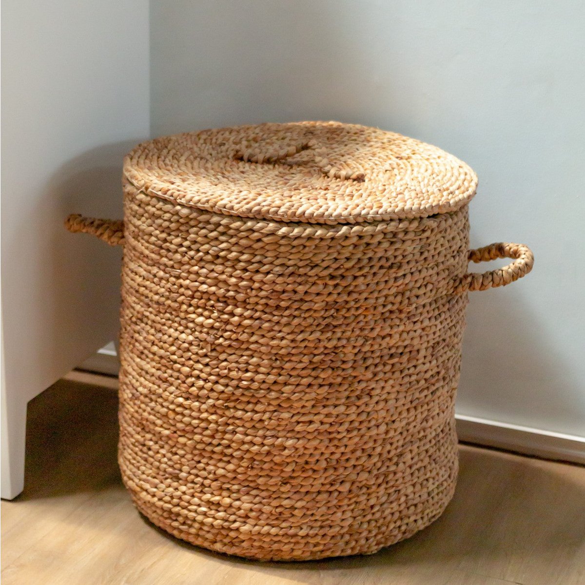 AMAN – Handmade water hyacinth laundry basket with lid
