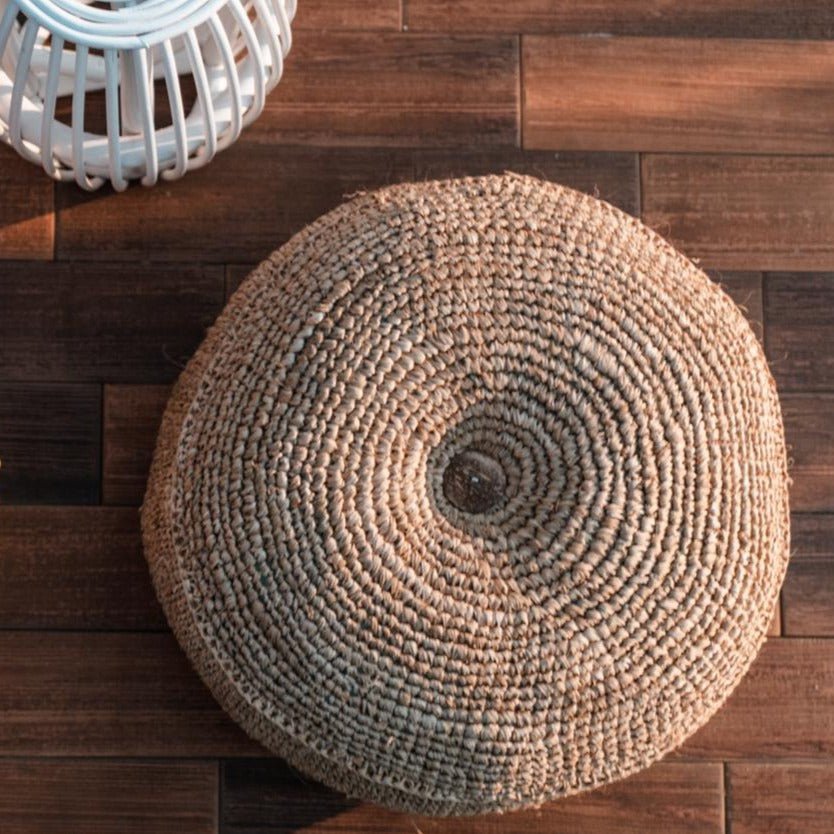 TELU – Handgefertigter Raffia-Pouf