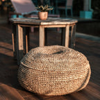 TELU – Handgefertigter Raffia-Pouf
