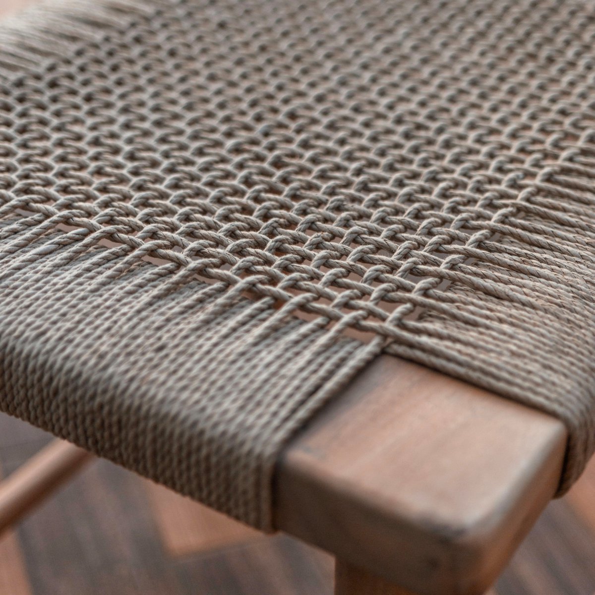 SUNDA – Handgefertigter Hocker aus Trembesi-Holz & recyceltem Papier
