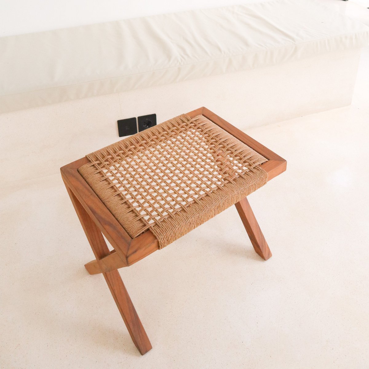 INDRA – Handgefertigter Hocker aus Trembesi-Holz & Recyclingpapier