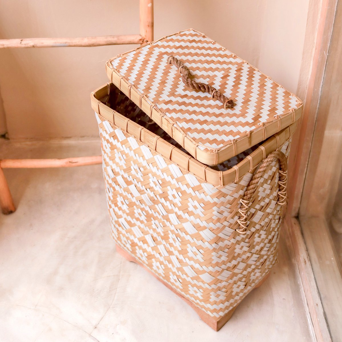 Dari handgemaakte bamboe wasmand met deksel en zigzagpatroon in beige en wit