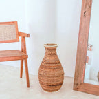 TUMBAK – Handgefertigte Vase aus Bananenfaser & Raffia