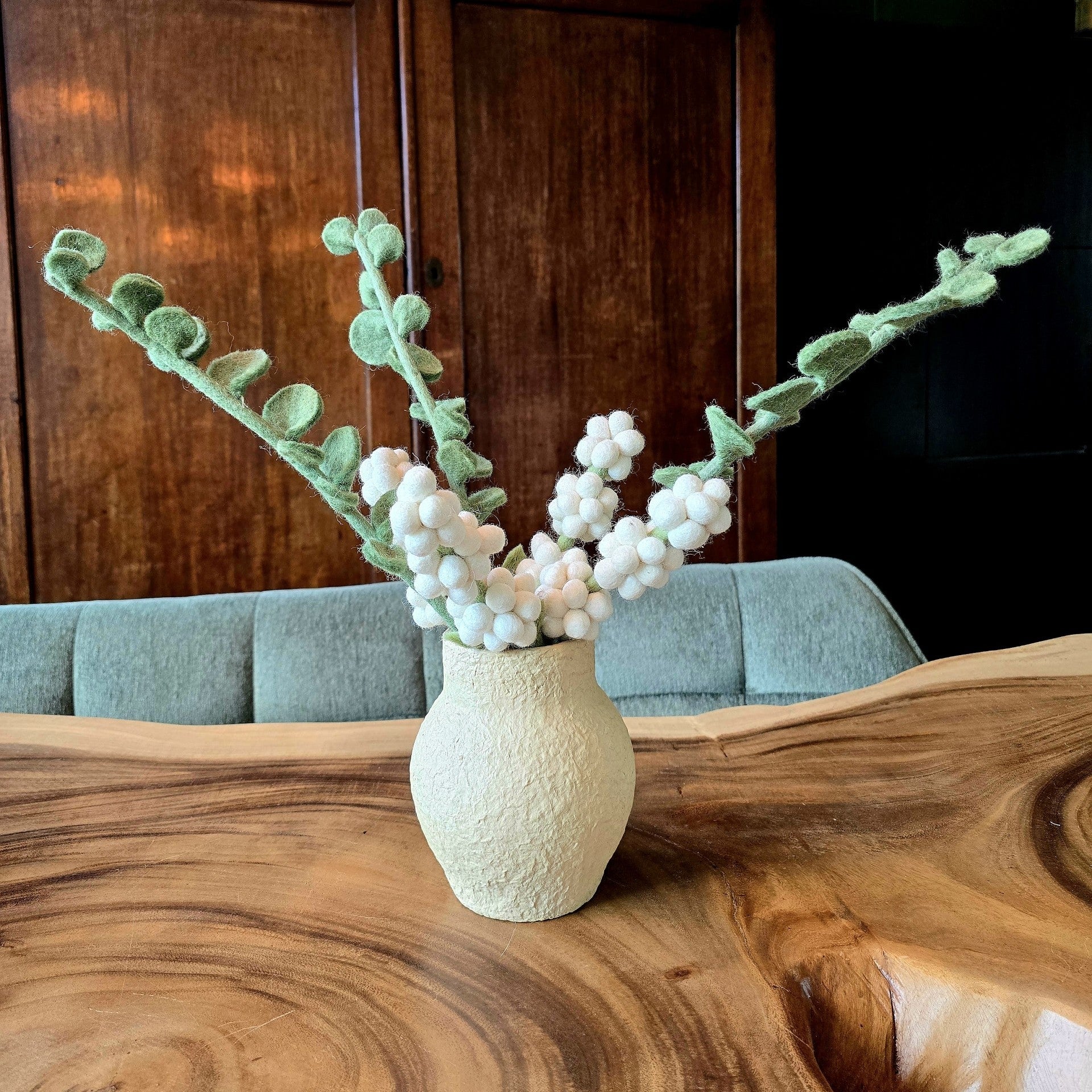 Kinta beige papierpulp bolvaasje met brede opening voor bloemen