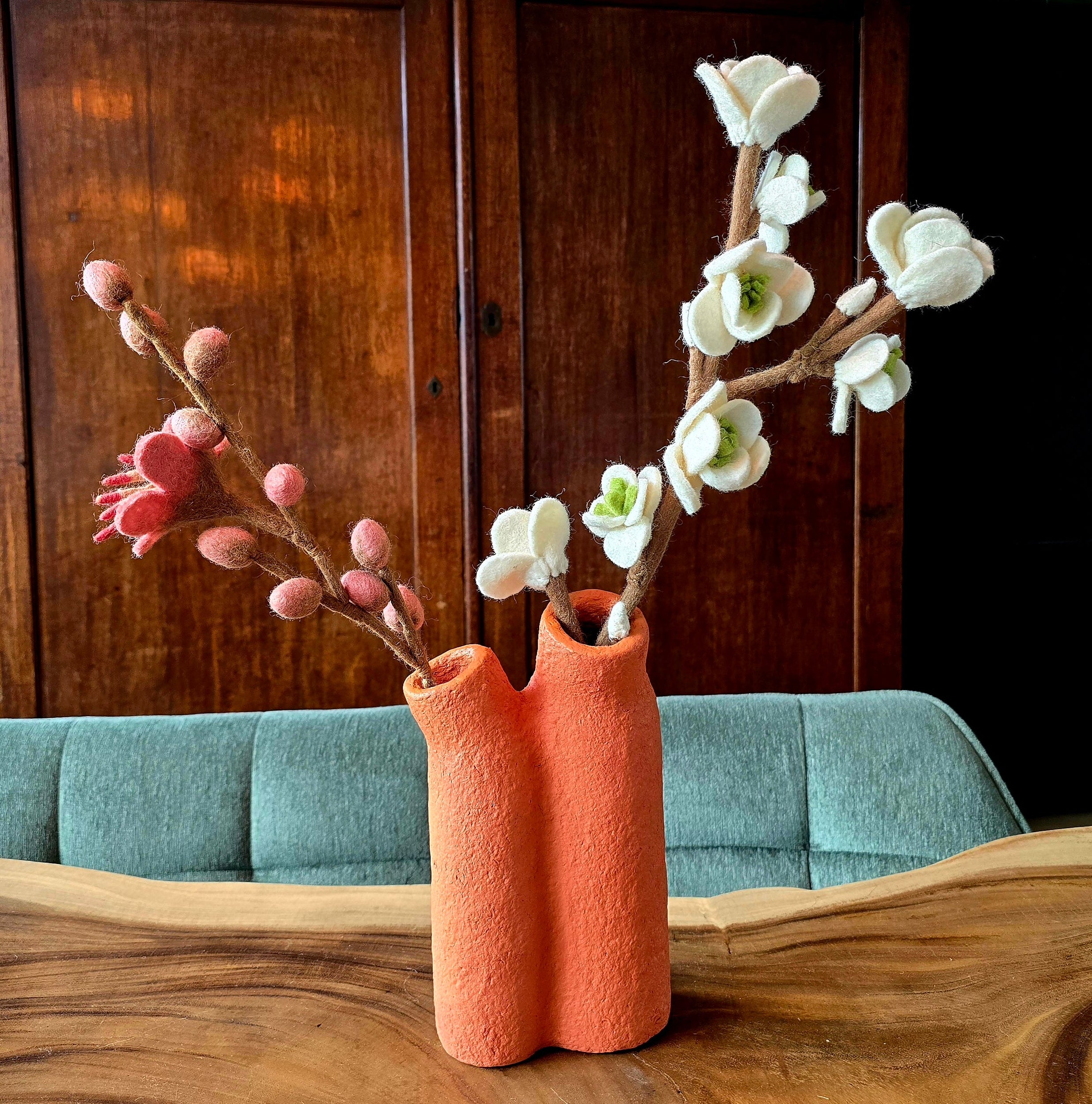 Kinta handgemaakt papierpulp vaasje met twee openingen voor bloemen