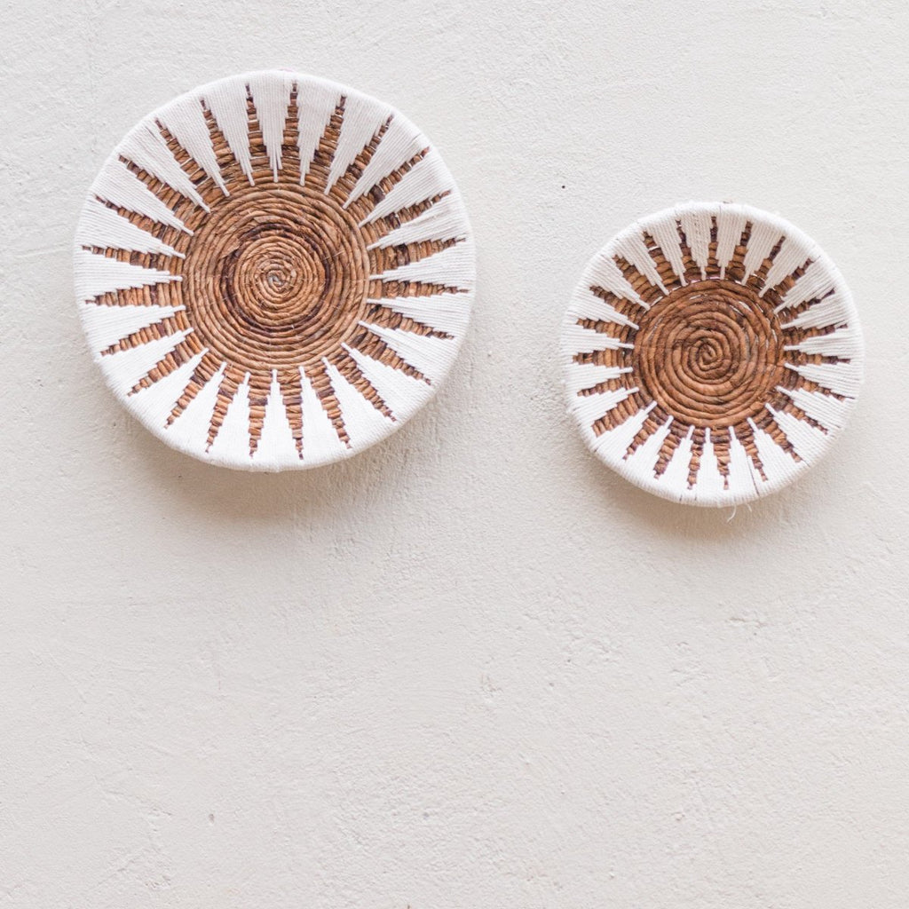 Madala ronde boho wanddecoratie van bananenvezel en wit katoen, 30 cm en handgemaakt op Java