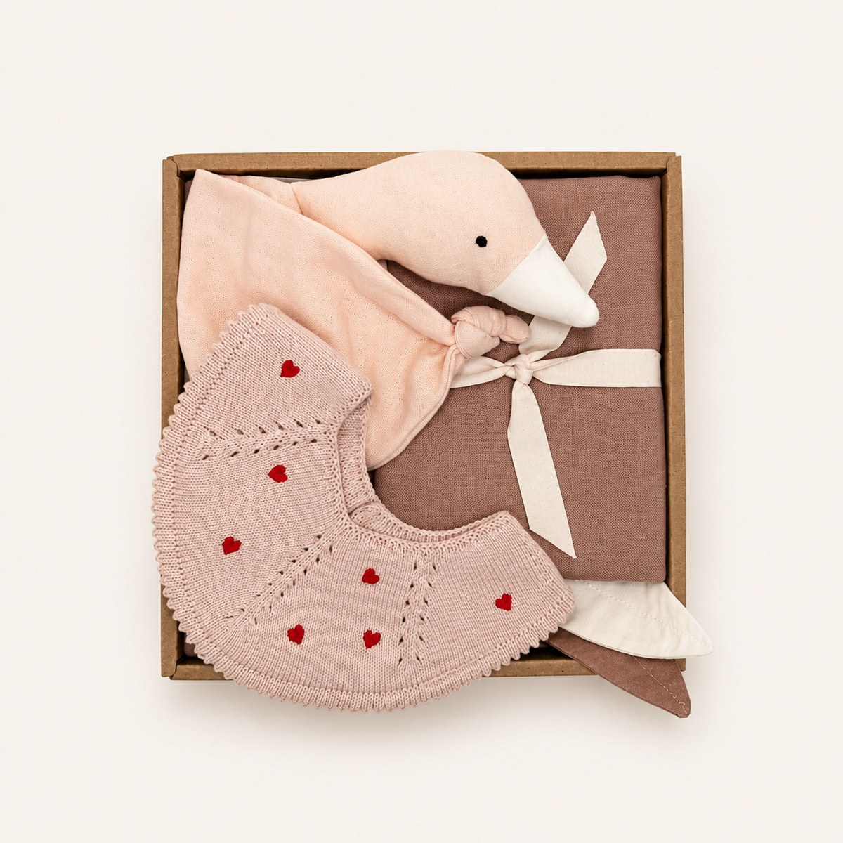Saga Copenhagen Baby Gift Box Dusty Clay met drie zachte babyaccessoires in roze en naturel tinten