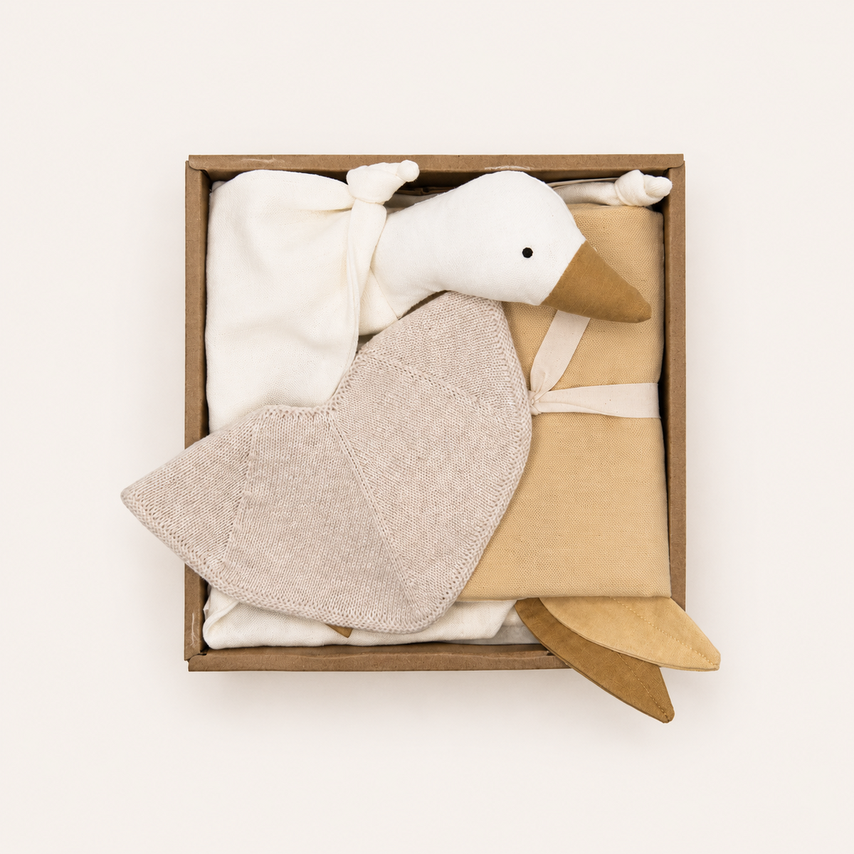 Saga Copenhagen Baby Gift Box Honey Oat met drie babyaccessoires in crème en natuurlijke tinten