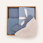 Saga Copenhagen Baby Gift Box Nordic Sky met vijf babyaccessoires in blauw en crème