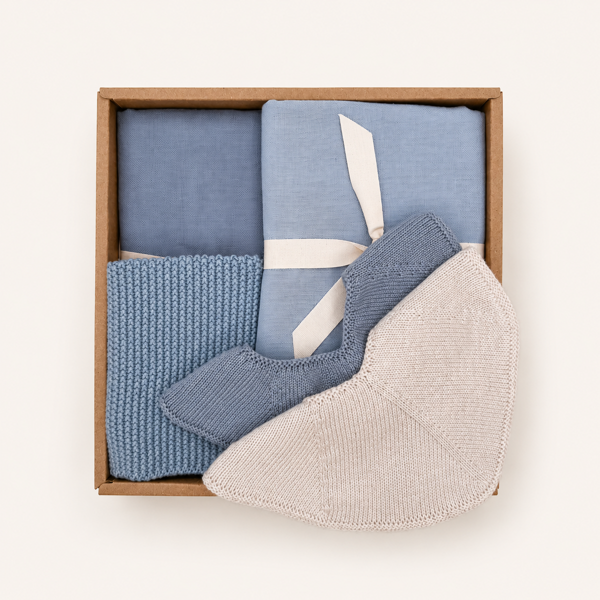 Saga Copenhagen Baby Gift Box Nordic Sky met vijf babyaccessoires in blauw en crème