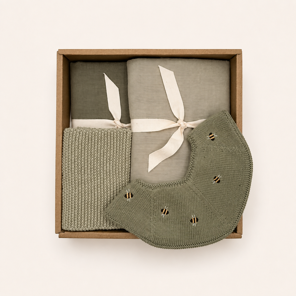 Saga Copenhagen Baby Gift Box Sage Meadow met vier babyaccessoires in zachte groene tinten