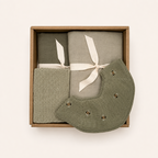 Saga Copenhagen Baby Gift Box Sage Meadow met vier babyaccessoires in zachte groene tinten