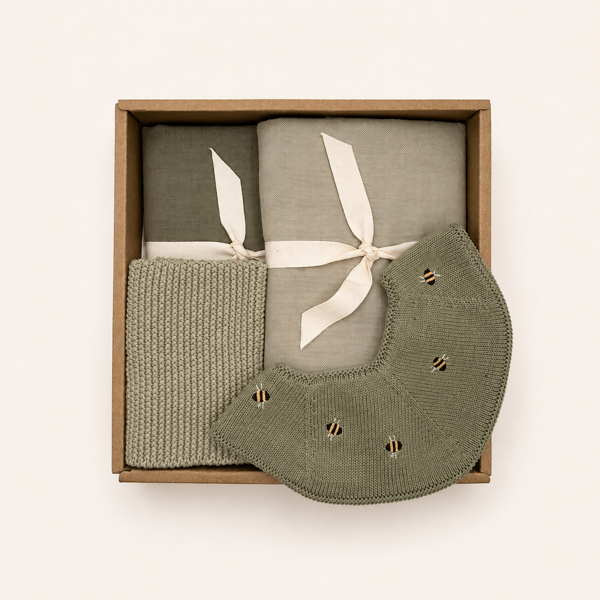 Saga Copenhagen Baby Gift Box Sage Meadow met vier babyaccessoires in zachte groene tinten