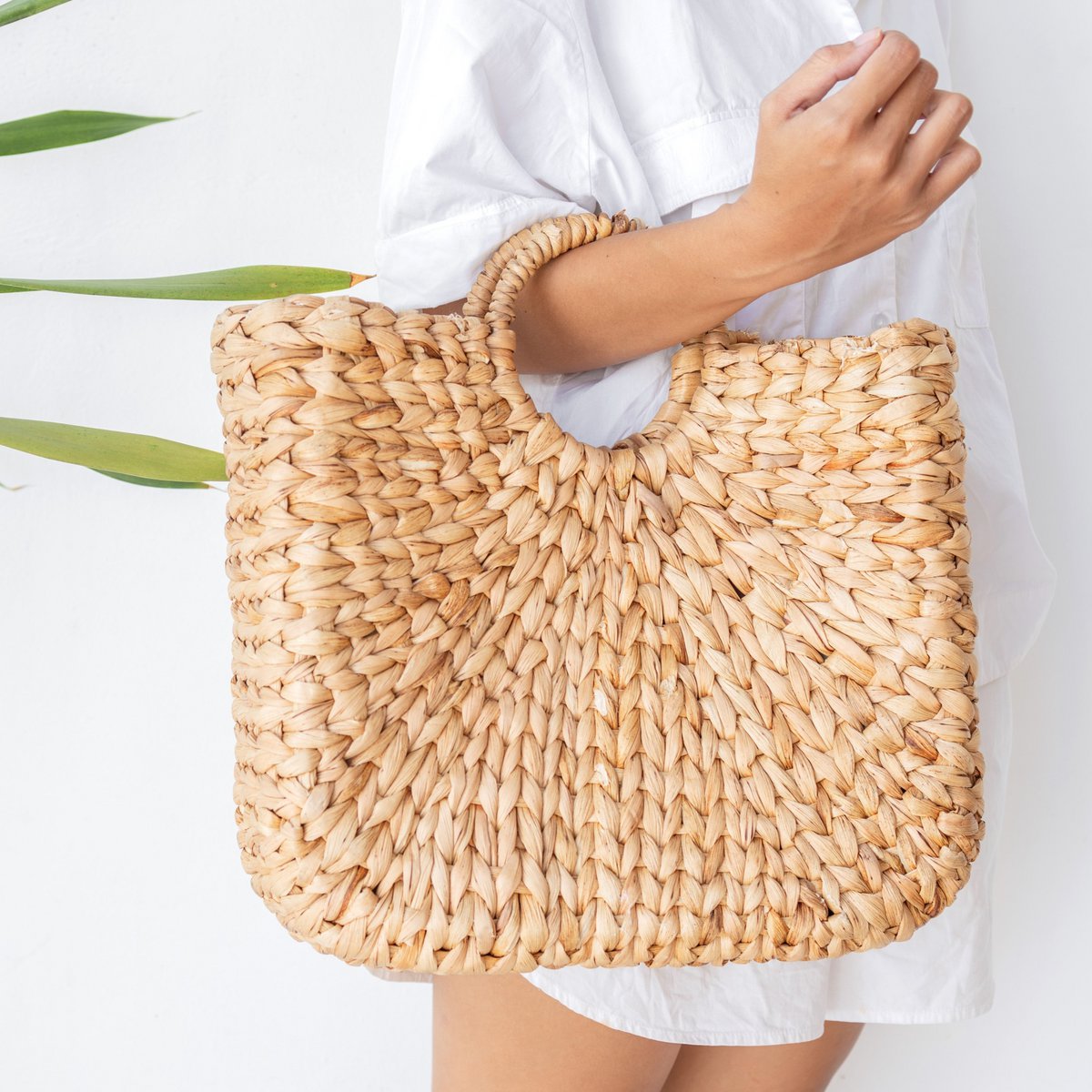 Sambas handgemaakte shopper van naturel waterhyacint met rotan handgrepen