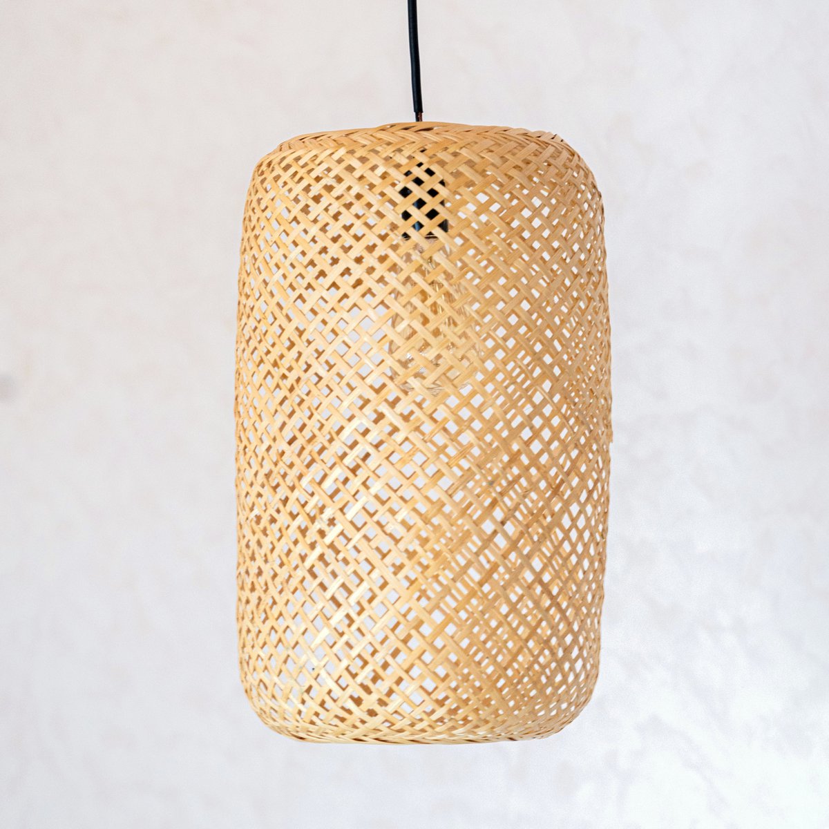 Soeji Agung handgemaakte bamboe lampenkap in naturel beige van 40 cm hoog