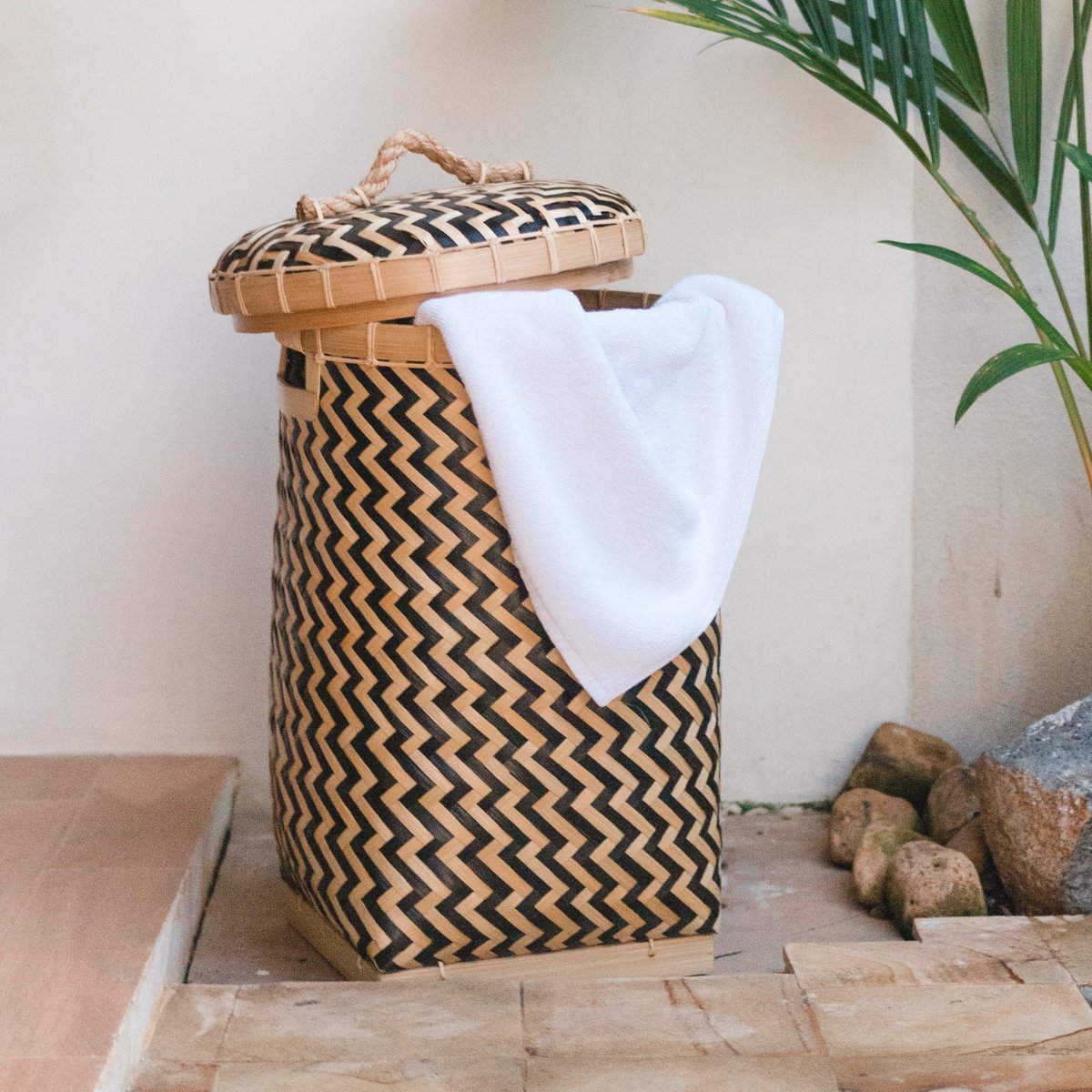 Soeji Nabire handgemaakte bamboe wasmand met deksel in beige en zwart, 57 cm hoog