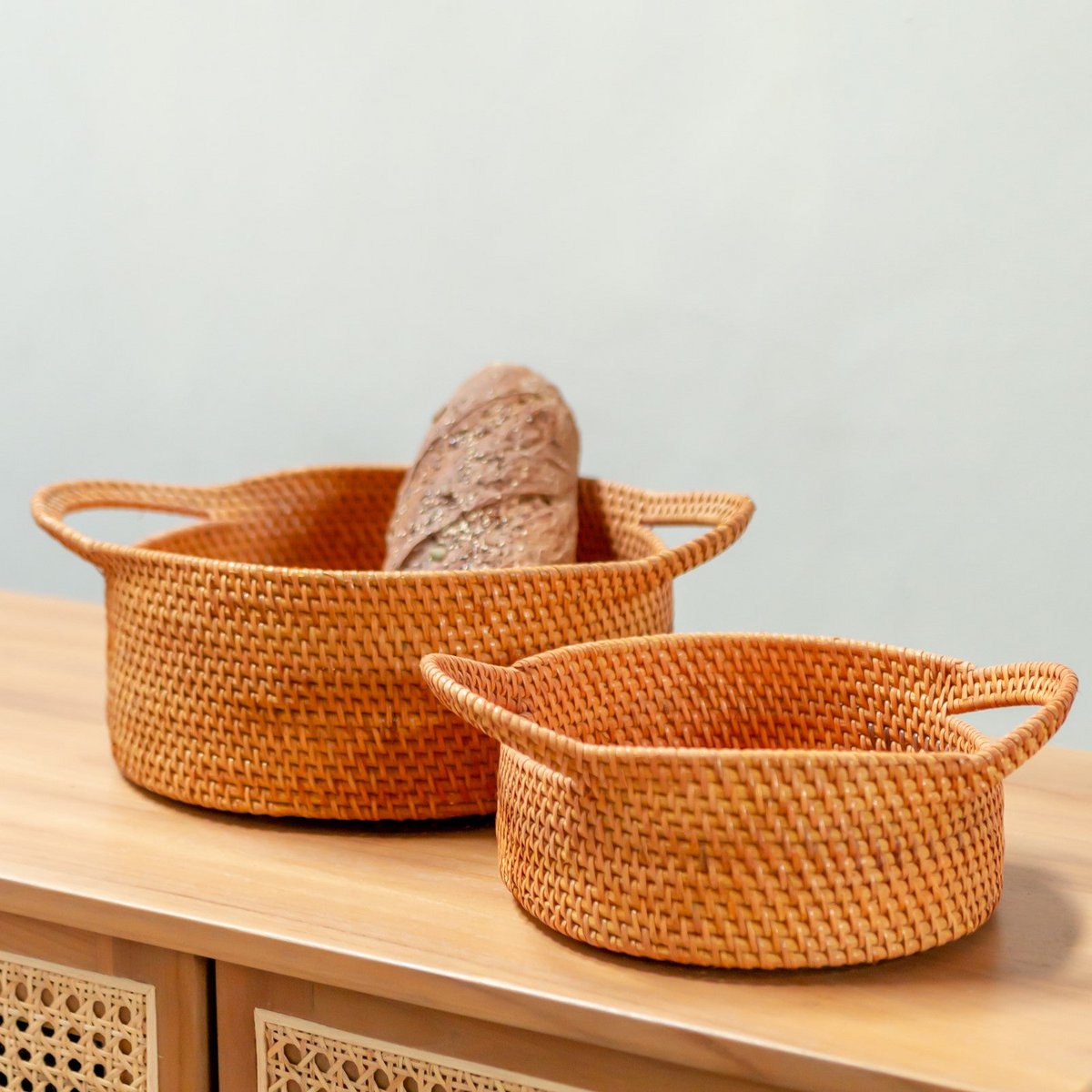 Suwari ronde handgemaakte rotan broodmand met handgrepen in warme bruintint