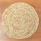 Urup ronde handgemaakte placemats van naturel raffia met lichte en donkere tinten
